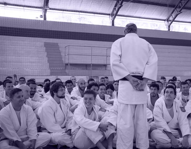 Yaron Lichtenstein predând Krav-Maga unui grup mare de elevi într-o sală de sport