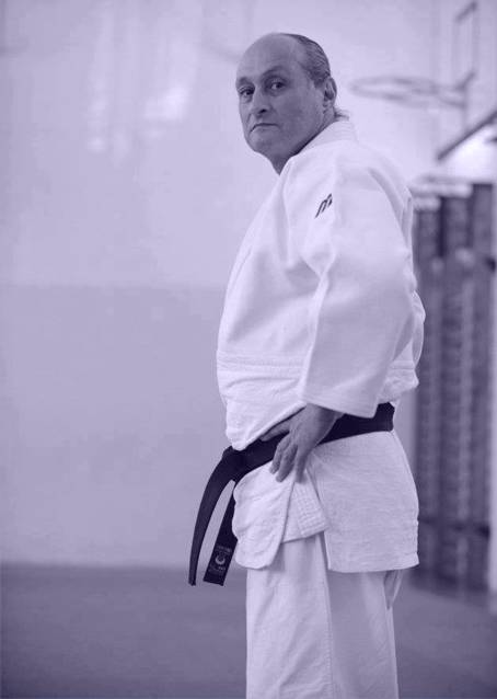 Yaron Lichtenstein în picioare, în kimono, cu centură neagră